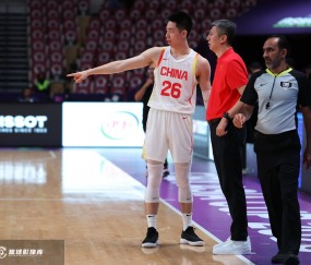 南宫官方网站-媒体人：中国男篮用三后卫因锋无力 让内线去凿能解决不得分问题